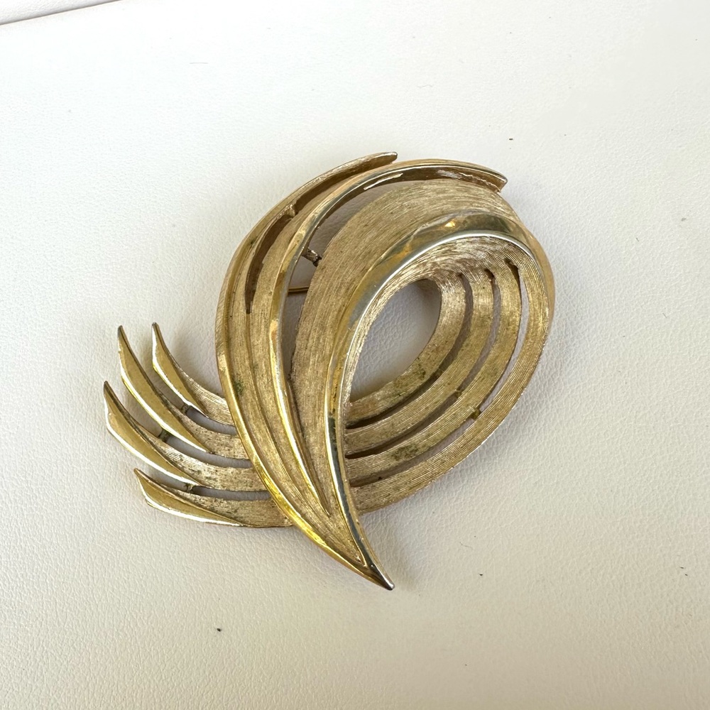 Vintage Trifari Gold-Tone Circular Wave Two-Texture Brooch Pin